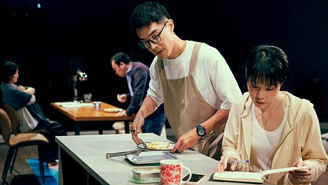 蔡亘晏（右）和黃人傑在《婚內失戀》中飾演結婚5年的夫妻，感情還算甜蜜。寬想國際娛樂提供