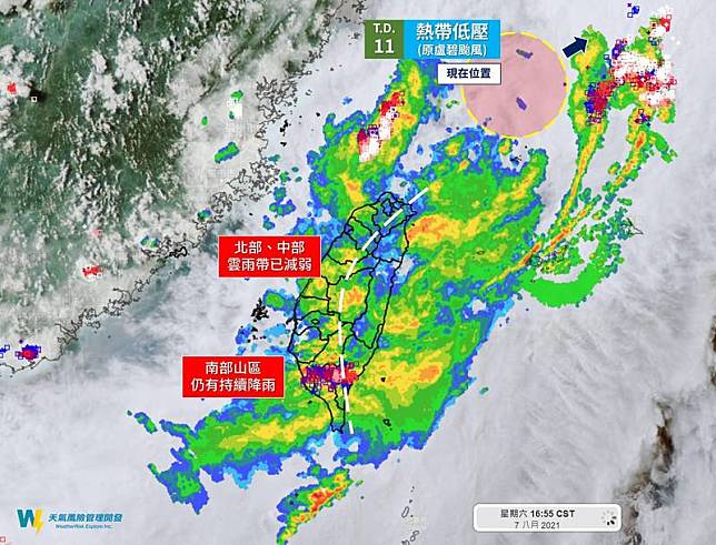 天氣風險公司指出，熱帶低壓向東北遠離，台灣上空對流稍稍減弱，雨勢最強時間已過去，但只是趨緩，高雄、屏東及中南部山區明上午前仍有較大雨勢的機會。(圖擷取自天氣風險臉書)