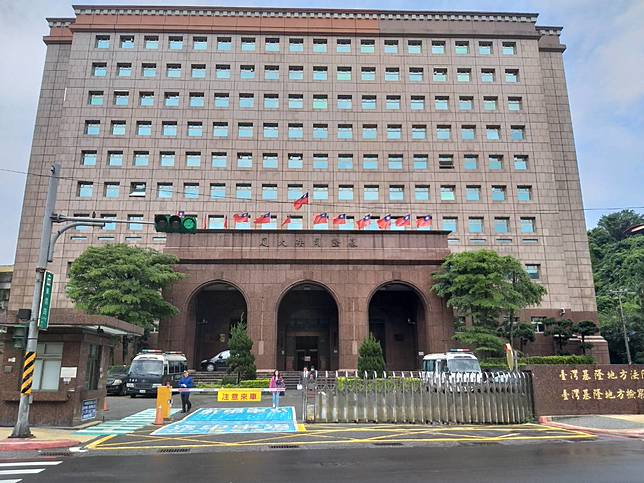 周男把洪女的照片張貼在個人臉書，並加註「人不像人！鬼不像鬼！似鬼妖魔」。法官審理後，依公然侮辱罪處罰金3000元，全案可上訴。聯合報系資料照片