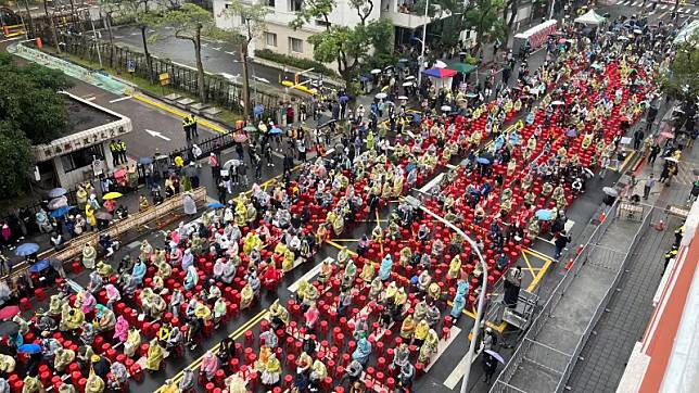 ▲立法院會預計處理選罷法等修正草案，青鳥上午集結場外抗議。（圖／記者李政龍攝，2024.12.20）