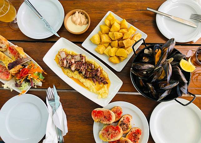 Tapas are small portions of food eaten between or before meals and they include anything from a bowl of olives to a plate of mussels (Photo: Pexels)