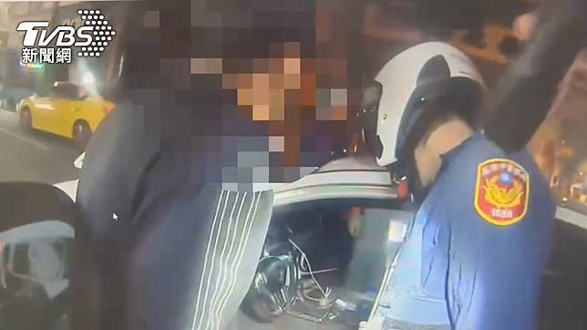警方盤查發現兩人在車上拉K。（圖／TVBS）