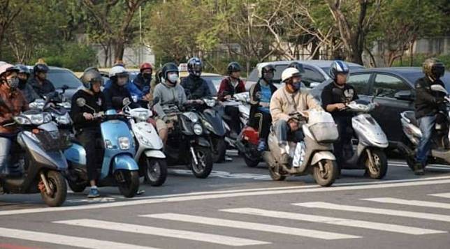 ▲台灣騎乘機車的人非常多，往往在上下班尖峰路段，車潮都擠滿道路。（示意圖／NOWnews資料照）