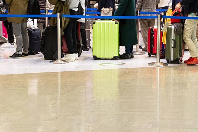 有網友推薦出國血拚，可以帶國軍黃埔包，不僅耐用、容量大且辨識度高，引發熱議，圖為示意圖。（翻攝自PhotoAC圖庫）