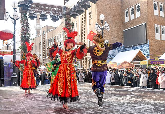 Performers dance at the grand bazaar in Urumqi, northwest China's Xinjiang Uygur Autonomous Region, Jan. 23, 2023. (Xinhua/Wang Fei)