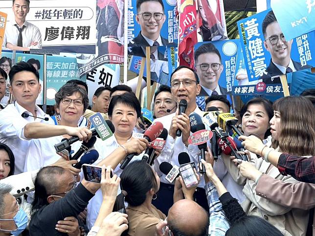 國民黨主席朱立倫與台中市長盧秀燕陪同台中八位國民黨立委參選人及民眾黨立委參選人蔡壁如登記。（記者徐義雄攝）