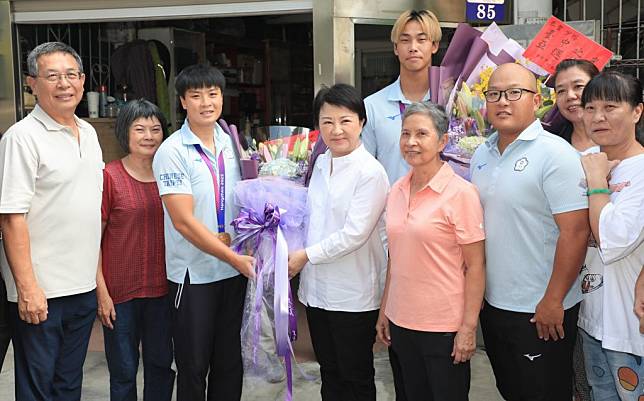 台中市長盧秀燕昨日拜訪亞運女子輕艇Ｋ一金牌張筑涵與男子銅牌吳少璿，歡迎兩位台中之光載譽歸國。（記者陳金龍攝）