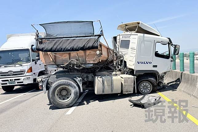 砂石車如「折甘蔗」打橫在路中央，占用快速道路中線與內線車道。民眾提供