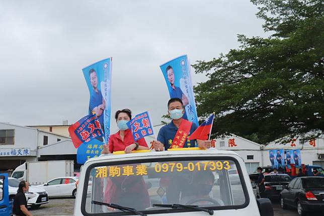 國民黨提名正藍軍陳文福（右）與二十餘輛支持者組成的車陣，全鄉沿途掃街拜票。（記者何國榮攝）
