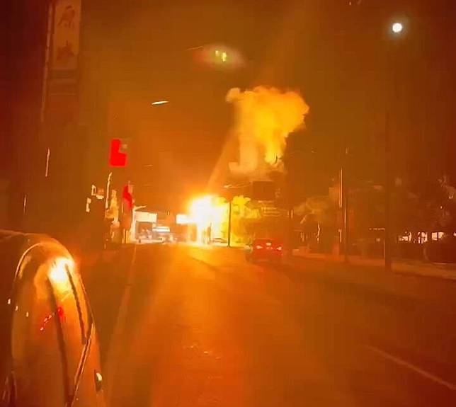 吉安鄉南埔加油站附近電桿「健偉高支」二號晚間6點28分冒出火光，讓附近民眾嚇一跳。(民眾提供)