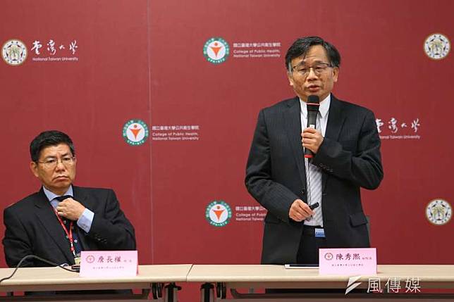 台大公衛學院副院長陳秀熙（右）17日出席「抗COVID-19疫情說明會」。（顏麟宇攝）