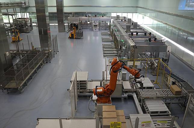 Robots work at a workshop of the Jiangzhong medicine valley in Nanchang, east China's Jiangxi Province, June 28, 2024. (Xinhua/Du Xiaoyi)