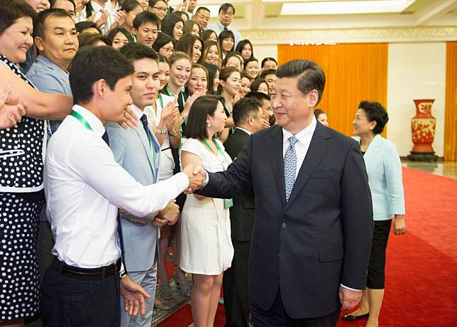 Chinese President Xi Jinping (R, front) meets with a delegation of teachers and students from the Nazarbayev University of Kazakhstan in Beijing, capital of China, June 24, 2014. (Xinhua/Xie Huanchi)