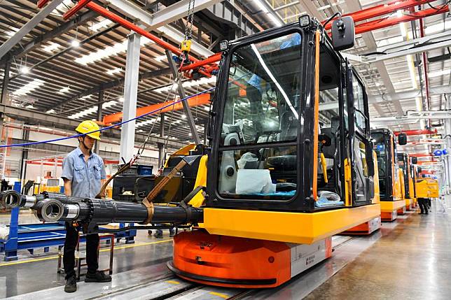 A worker operates a crane at Liugong Excavators Intelligent Factory in Liuzhou, south China's Guangxi Zhuang Autonomous Region, May 10, 2024. (Xinhua/Jin Haoyuan)