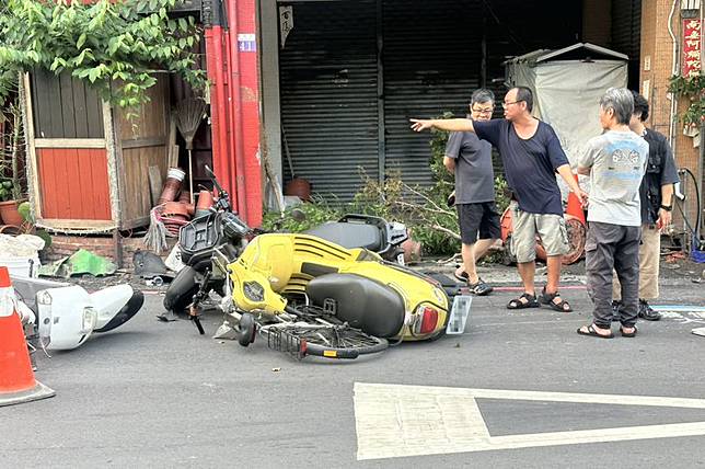 整排機車被撞倒一地，盆栽也東倒西歪。民眾提供