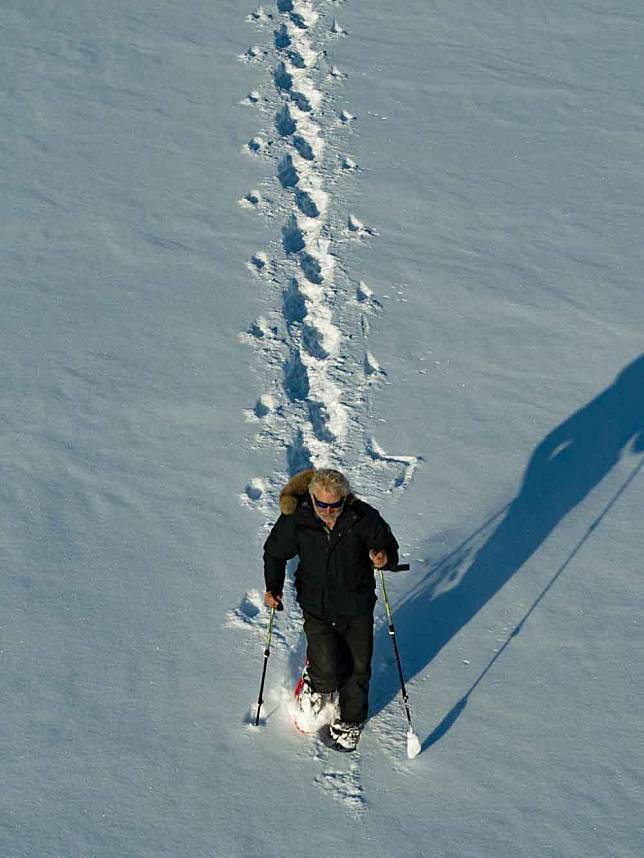 著名的雪地藝術家Simon Beck，在此親自行走超過45,000步穿越積雪路面，為四款最新世代Range Rover SV頂級豪華陣容，創作佔地廣達53,092平方公尺的50週年紀念地景藝術。