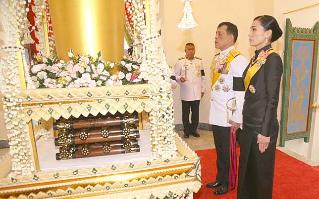 ‘ในหลวง-พระราชินี’ เสด็จฯ พระราชทานเพลิงศพ ‘พล.อ.เปรม ติณสูลานนท์’