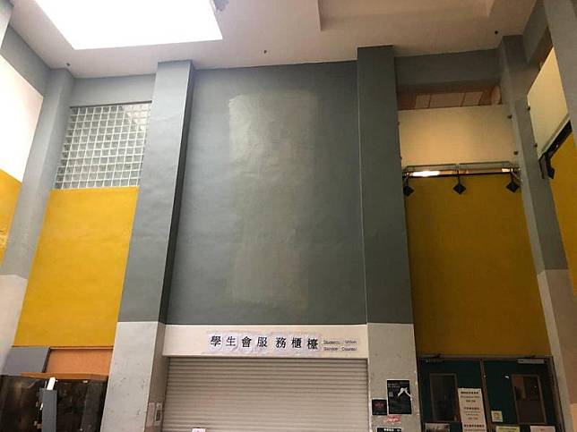 香港嶺南大學不僅六四浮雕被拆走，牆上的民主女神像也被油漆覆蓋。（翻攝嶺南大學學生會編輯委員會臉書）