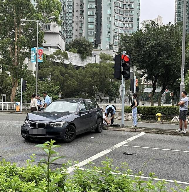 男司機被鎖上手銬。(FB「車cam L」)