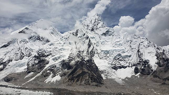 尼泊爾政府日前宣布，為保護聖母峰的環境，未來登山客必須將自己的排泄物自行帶下山處理。（示意圖，圖取自pexels）