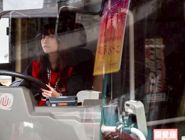 女車長平日揸巴士時有穿著制服。