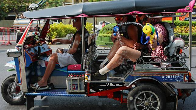 泰國剛歡度潑水節年假，由於節慶加上民眾返鄉，交通意外頻繁，11到16日共發生1811起意外，造成243人死亡。路透社
