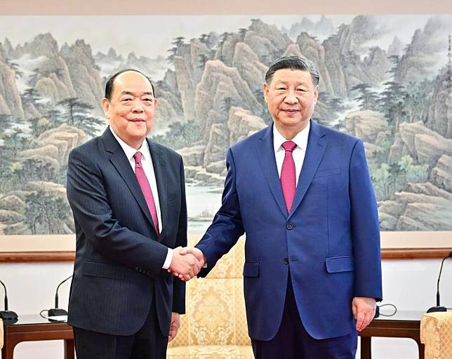 Chinese President Xi Jinping meets with Ho Iat Seng, the outgoing chief executive of the Macao Special Administrative Region (SAR), in Macao, south China, Dec. 18, 2024. (Xinhua/Zhai Jianlan)■