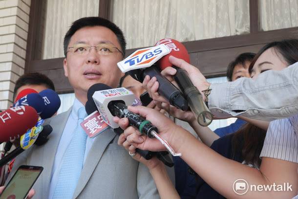  近期傳出擬推出「二代台胞證」，朝野皆擔憂恐引發「個資外洩」疑慮，民眾前往中國也可能遭到「隱形監控」。   圖：趙婉淳／攝 
