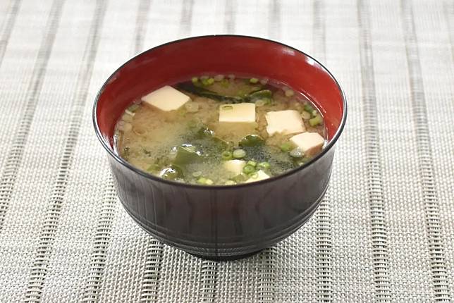 ▲一家日本民宿業者在社群平台發文求助，透露自己早餐準備了「滑菇味噌湯」，卻發現台灣旅客幾乎連碰都不碰，讓老闆非常焦慮，希望台灣網友替他解惑。（示意圖／翻攝自PhotoAC）