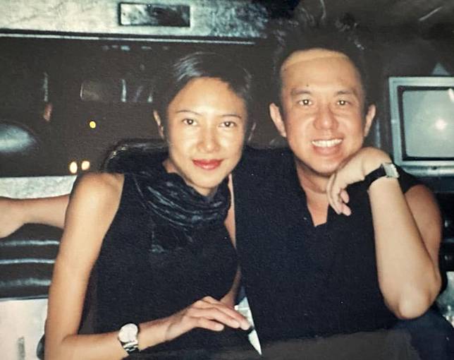 Vicky與黃大煒相戀31年，這是2000年時兩人合照。翻攝FB＠黃大煒 (Huang Dawei)