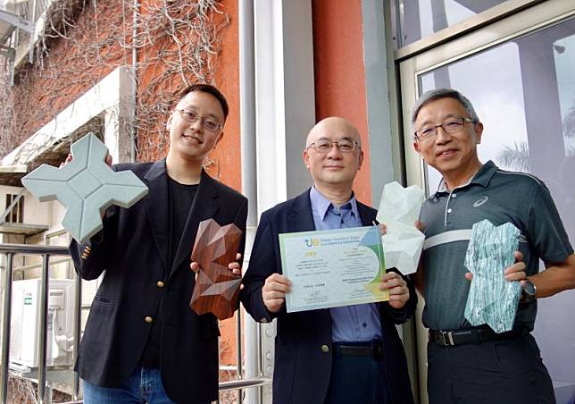 北科大團隊發明以無機聚合技術固化PCB廢料製成磚材，獲得台灣創新技博會發明金牌獎。