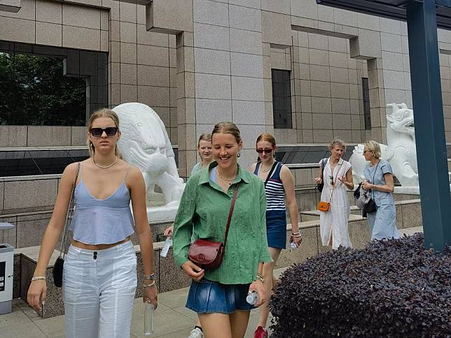 Tourists are pictured on their way to Shanghai Museum in east China's Shanghai Municipality on May 22, 2024. (Xinhua/Chen Aiping)