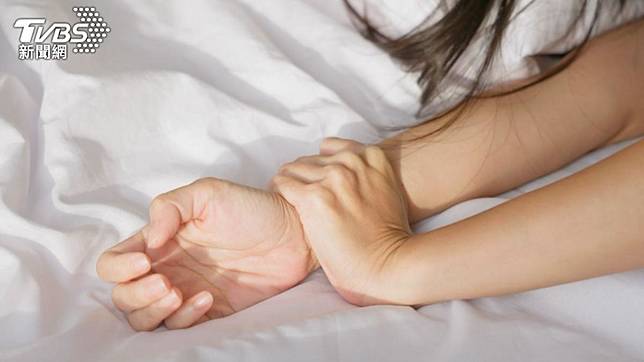 正妹實習醫師服藥安眠藥後半昏迷狀態搭捷運，慘被7旬老翁帶到旅館性侵。（示意圖／Shutterstock達志影像）