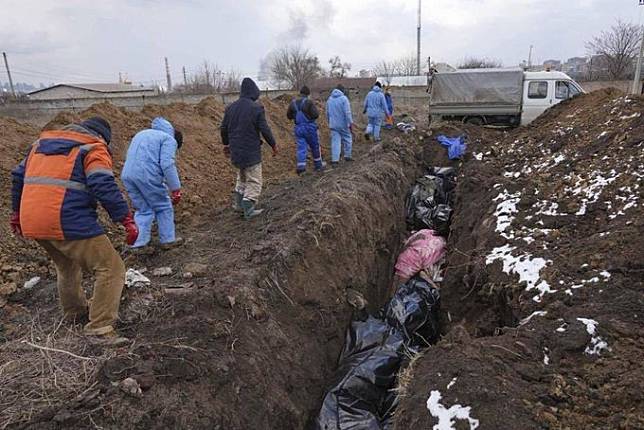 根據衛星照片顯示，烏克蘭境內遭俄軍控制區域，墳墓數量快速增加。圖為烏克蘭南部城市馬立波遭俄軍轟炸後，只能草草埋葬死者。(圖:Twitter/@DmytroKuleba)
