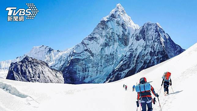 尼泊爾要求攻頂聖母峰的登山者加裝GPS追蹤晶片。（示意圖／shutterstock 達志影像）