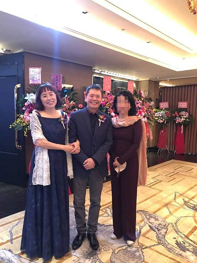 林為洲去年10月嫁女兒，前妻郭慶珠（左）一同出席婚禮，且挽著林的手一起合照。（讀者提供）