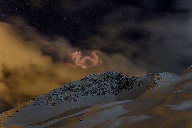 This photo taken on Feb. 2, 2024 shows the image of a dragon projected on clouds in Davos, Switzerland. (Photo by Mike Kessler/Xinhua)