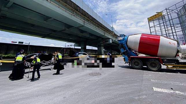新北市板橋今午發生一起死亡車禍，2名重機騎士不幸命喪水泥預拌車輪下。(圖／翻攝自臉書社團「爆料公社公開版」)