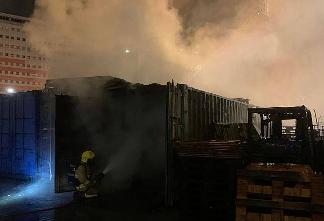 葵涌貨倉三級火焚燒逾3小時撲熄，1人輕傷。(香港消防處@FB)