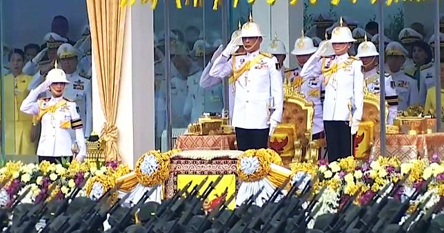 'ในหลวง-พระราชินี' เสด็จฯ พิธีสวนสนามถวายสัตย์ฯ วันกองทัพไทย