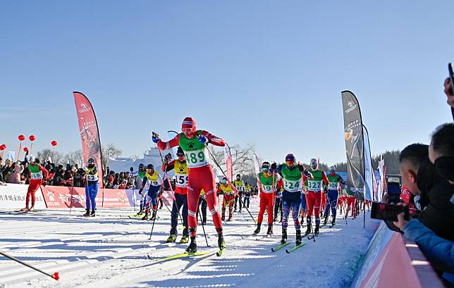 Athletes take part in the cross-country skiing race in the Changchun Jingyuetan International Vasaloppet Ski Festival in Changchun, capital of northeast China's Jilin Province, Jan. 4, 2025. (Xinhua/Yan Linyun)