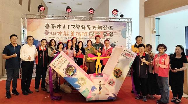 巨型禮物盒「月光城堡」在聯合美展揭幕中緩緩開啟，盒中《跳躍的貓》代表孩子們勇敢追夢、不懼挑戰。（記者陳佳伶攝）