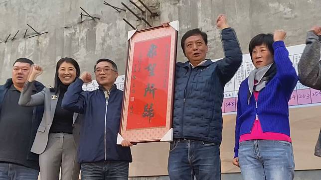 草屯鎮長補選，國民黨籍候選人簡賜勝（左四）自行宣布當選。