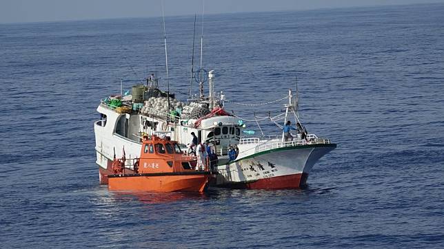 海巡巡護八號執行金隆成18號漁船救援案 。（記者陸瓊娟翻攝）
