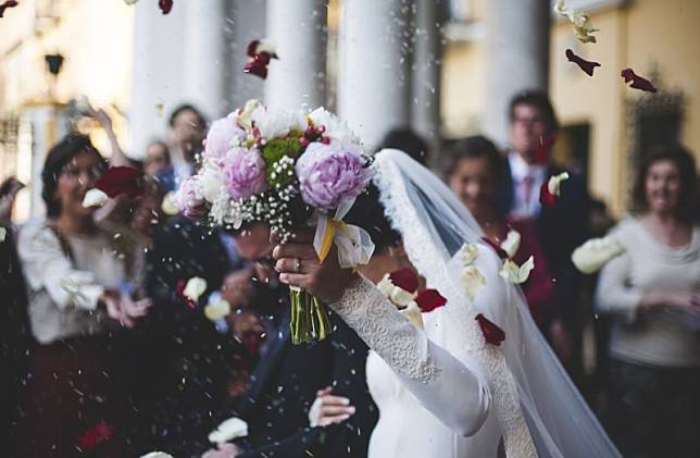 ▲一名女網友過不久後要結婚了，不過，也有一位媒人婆急勸「離過婚的人不要去參加親人的婚禮，會觸霉頭」，讓她很困惑。（示意圖，圖中人物與文章中內容無關／取自 pixabay ）