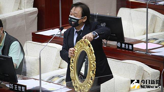 民進黨台北市議員王世堅贈送台北市長柯文哲一面鏡子，希望柯「透過鏡子，看看自己的靈魂」。