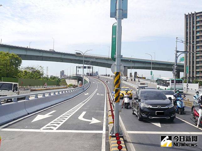 成蘆大橋瓶頸路段改善工程，機車道拓寬段於今日下午先行開放通車。（圖 ／記者吳嘉億攝，2023.05.16）