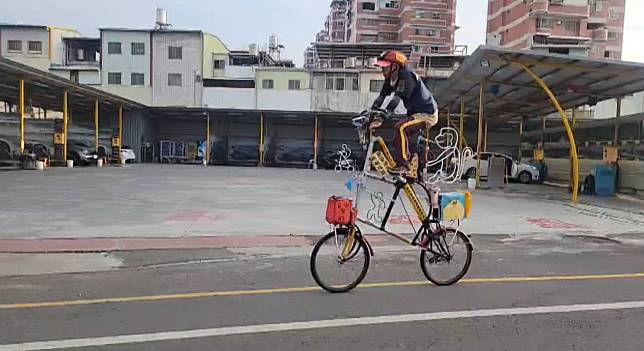 曾男過去在路上騎2層樓高單車引發討論。（圖／中天新聞）