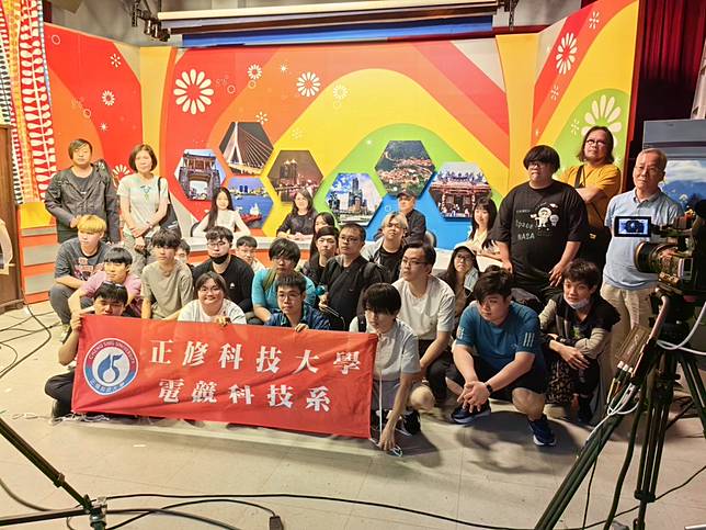 正修科大電競科技系師生參觀鳳信數位有線電視攝影棚。（記者吳門鍵攝）