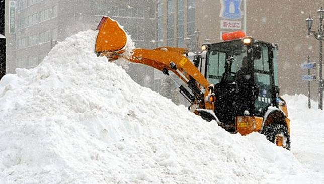 日本國土交通省與氣象廳已經發出「致災性大雪警報」，呼籲民眾最近幾天非必要別出門，以免受困。